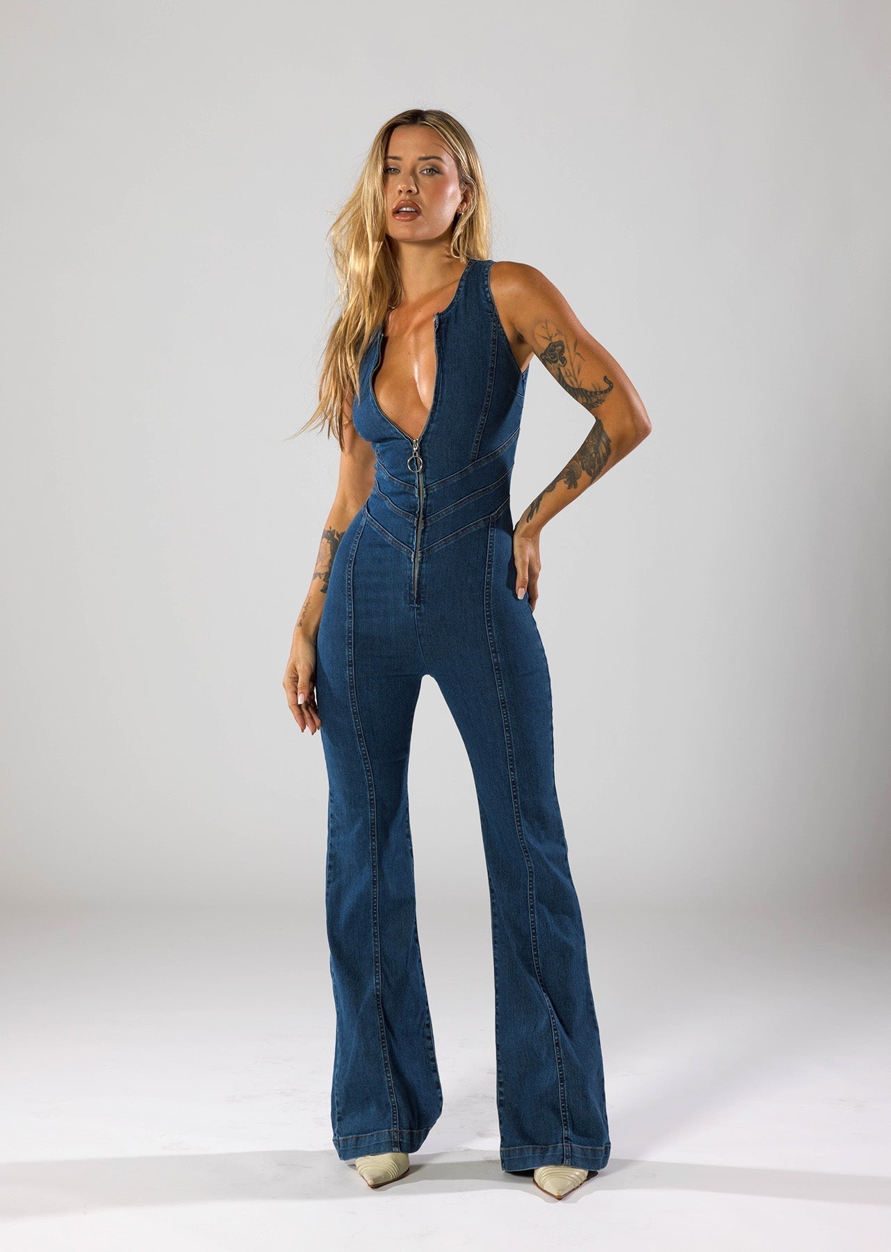 Kombinezon damski elegancki z dekoltem V i zamkiem z przodu – dopasowany krój, modelujące szwy - Arkadya Outlet - Women Jumpsuit