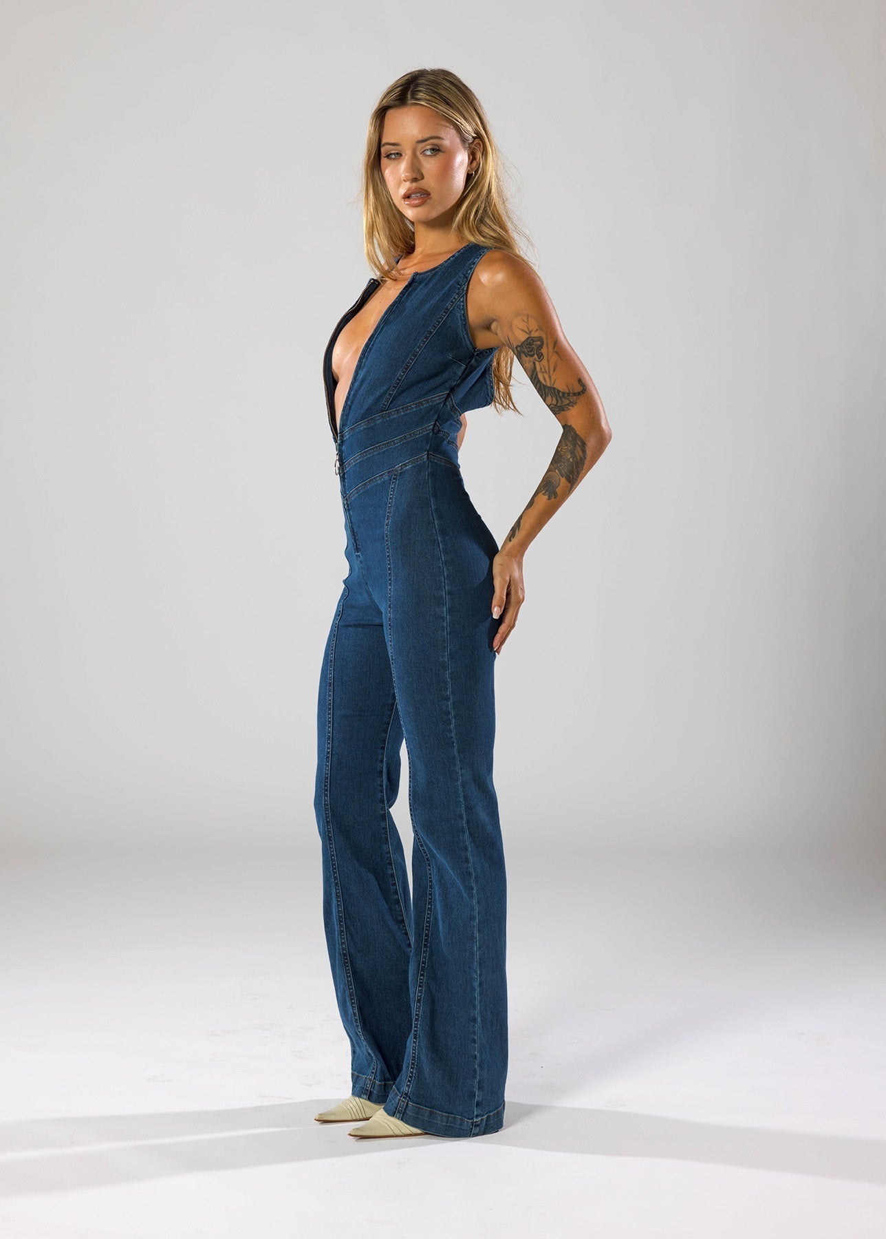 Kombinezon damski elegancki z dekoltem V i zamkiem z przodu – dopasowany krój, modelujące szwy - Arkadya Outlet - Women Jumpsuit