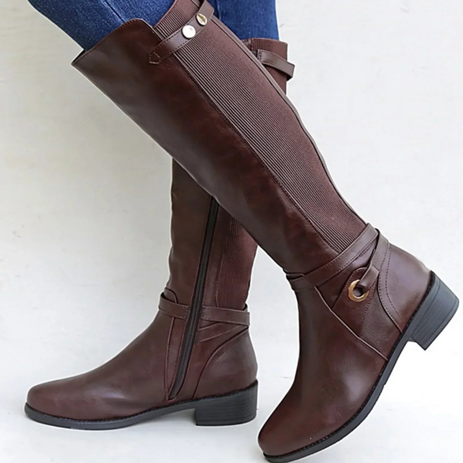 Kozaki damskie do łydki z regulowanym zapięciem i podeszwą antypoślizgową - Arkadya Outlet - Women Shoes