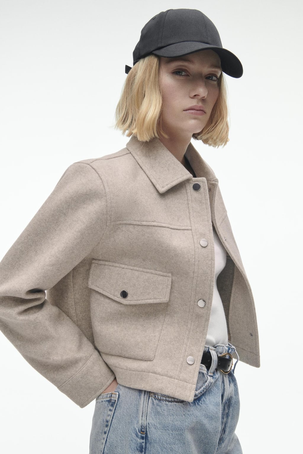 Kurtka damska krótka dopasowana – kołnierz, kieszenie - Arkadya Outlet - Women Jacket