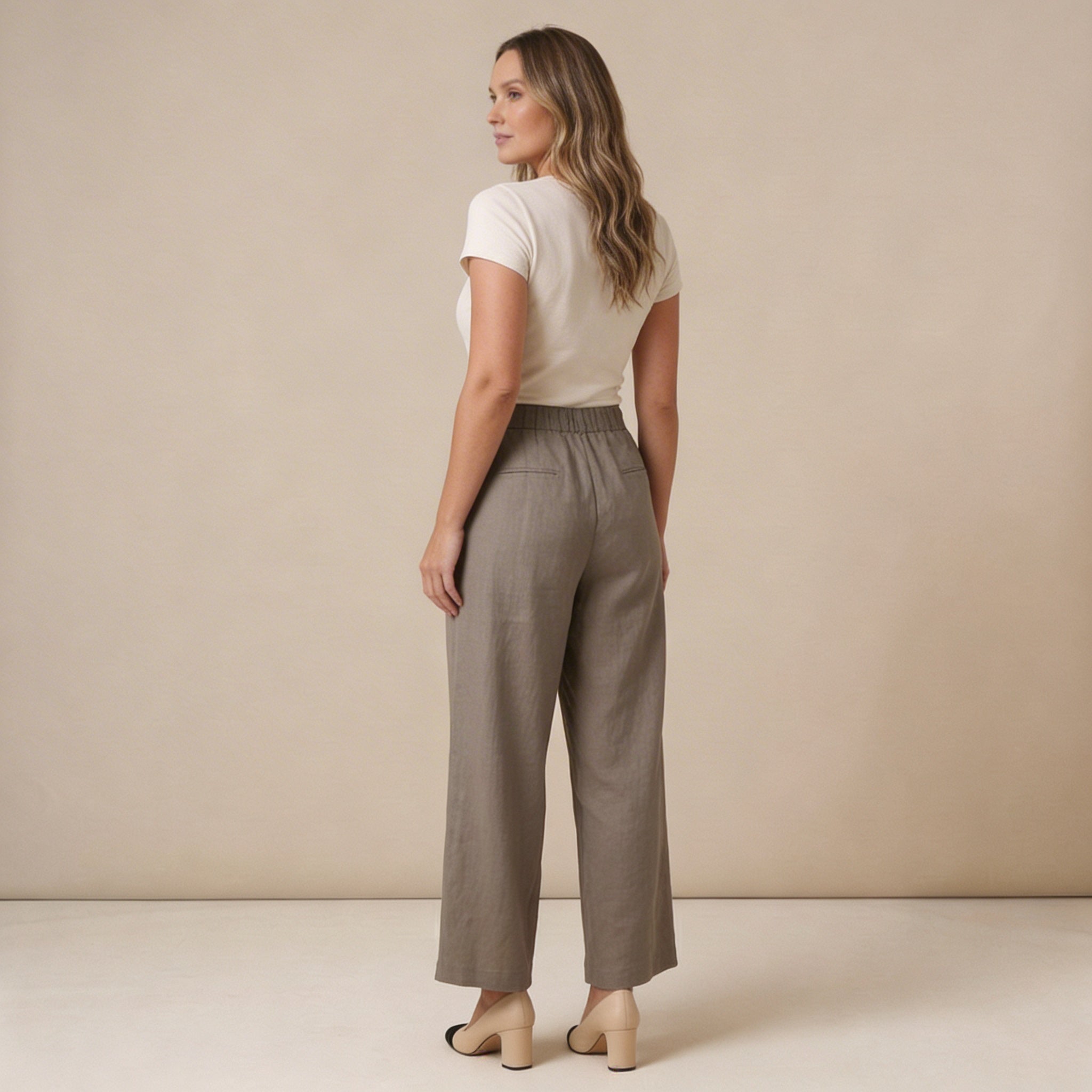 Lniane spodnie damskie z wysokim stanem – plisy i kieszenie - Arkadya Outlet - Women Pants