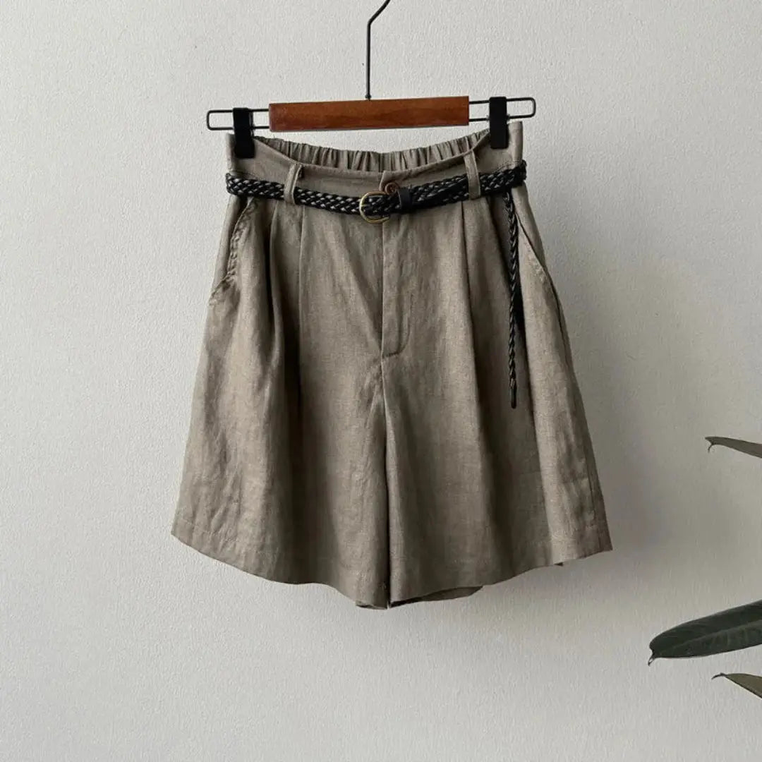 Lniane szorty damskie wysoki stan – plisy z przodu - Arkadya Outlet - Women Short