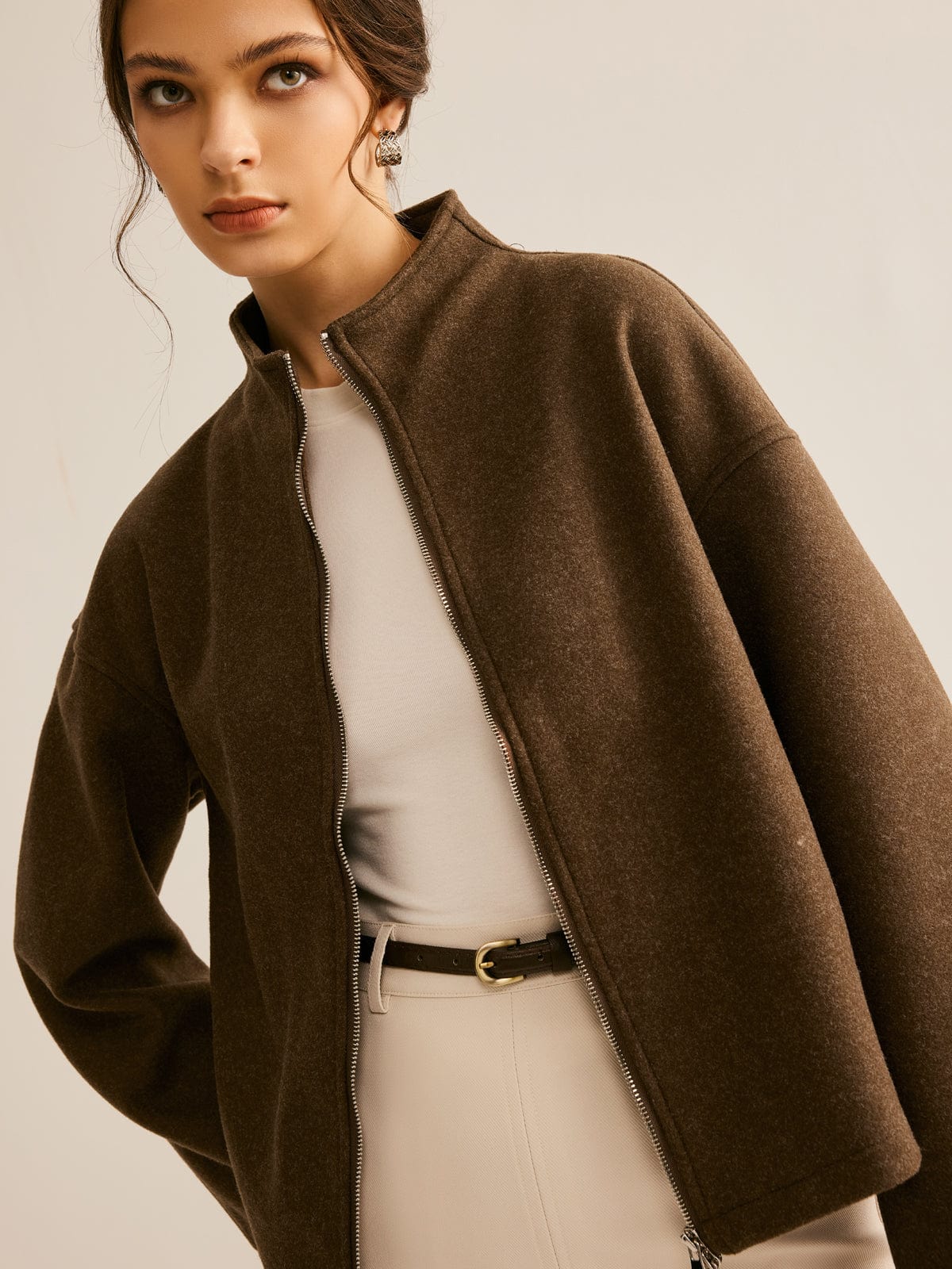 Płaszcz damski krótki ze stójką i zamkiem - Arkadya Outlet - Women Coat