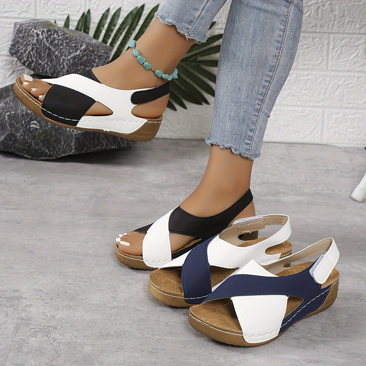 Sandały damskie na koturnie – odkryte palce, zapięcie - Arkadya Outlet - Women Sandals