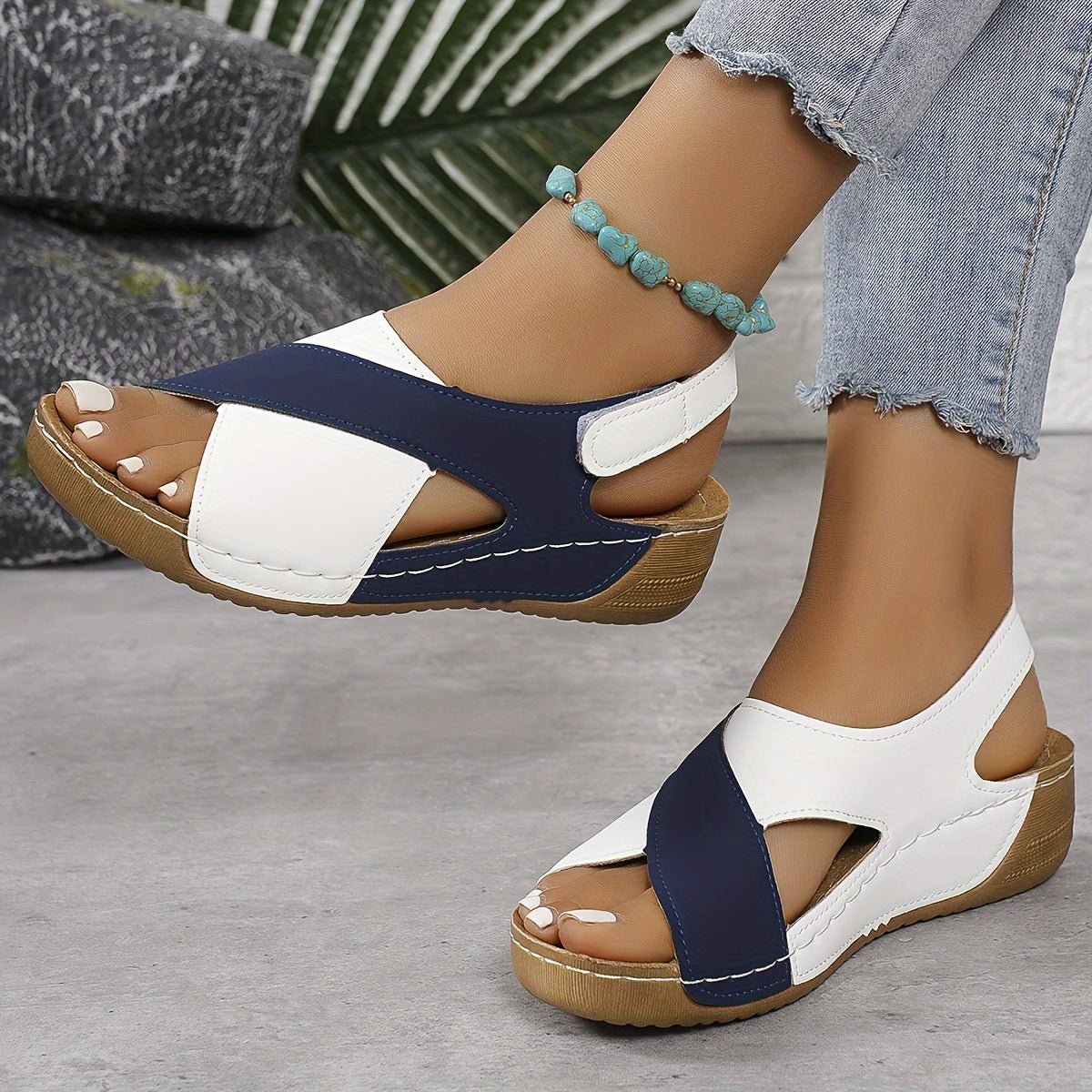 Sandały damskie na koturnie – odkryte palce, zapięcie - Arkadya Outlet - Women Sandals