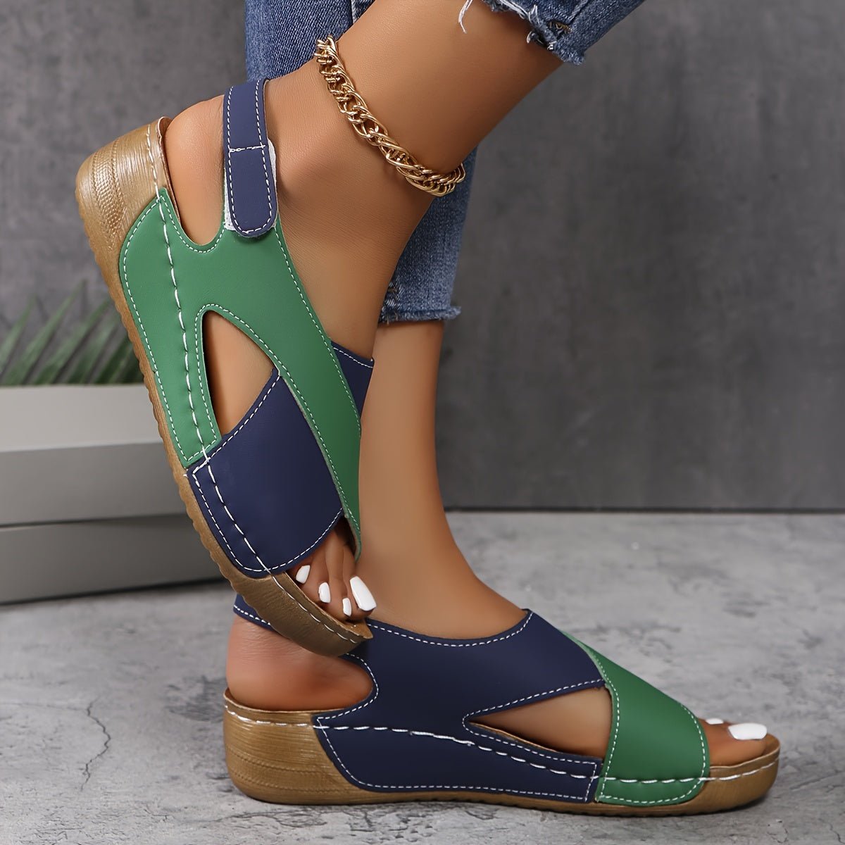 Sandały damskie na koturnie – odkryte palce, zapięcie - Arkadya Outlet - Women Sandals