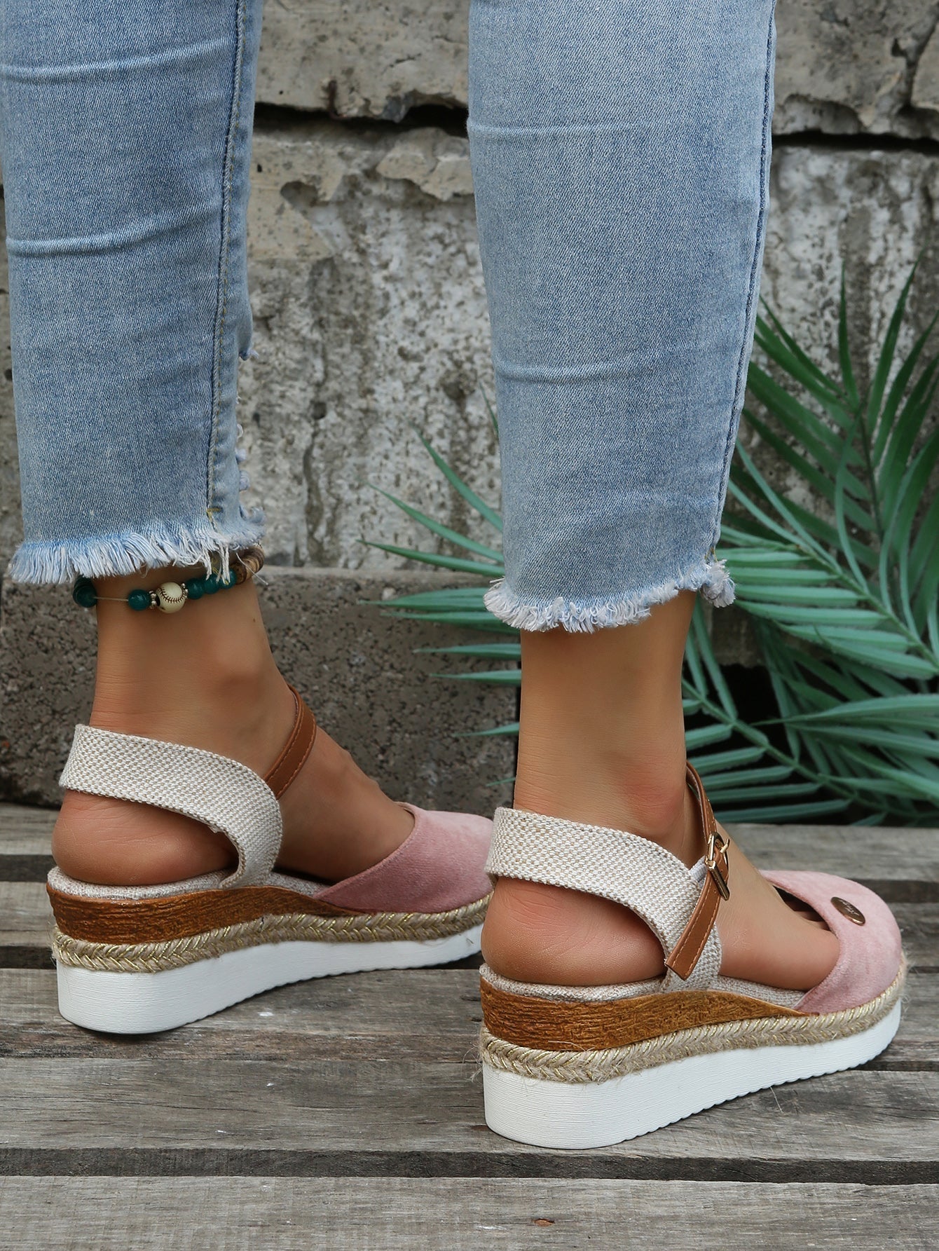 Sandały damskie wsuwane – zaokrąglony nosek, pasek - Arkadya Outlet - Women Sandals