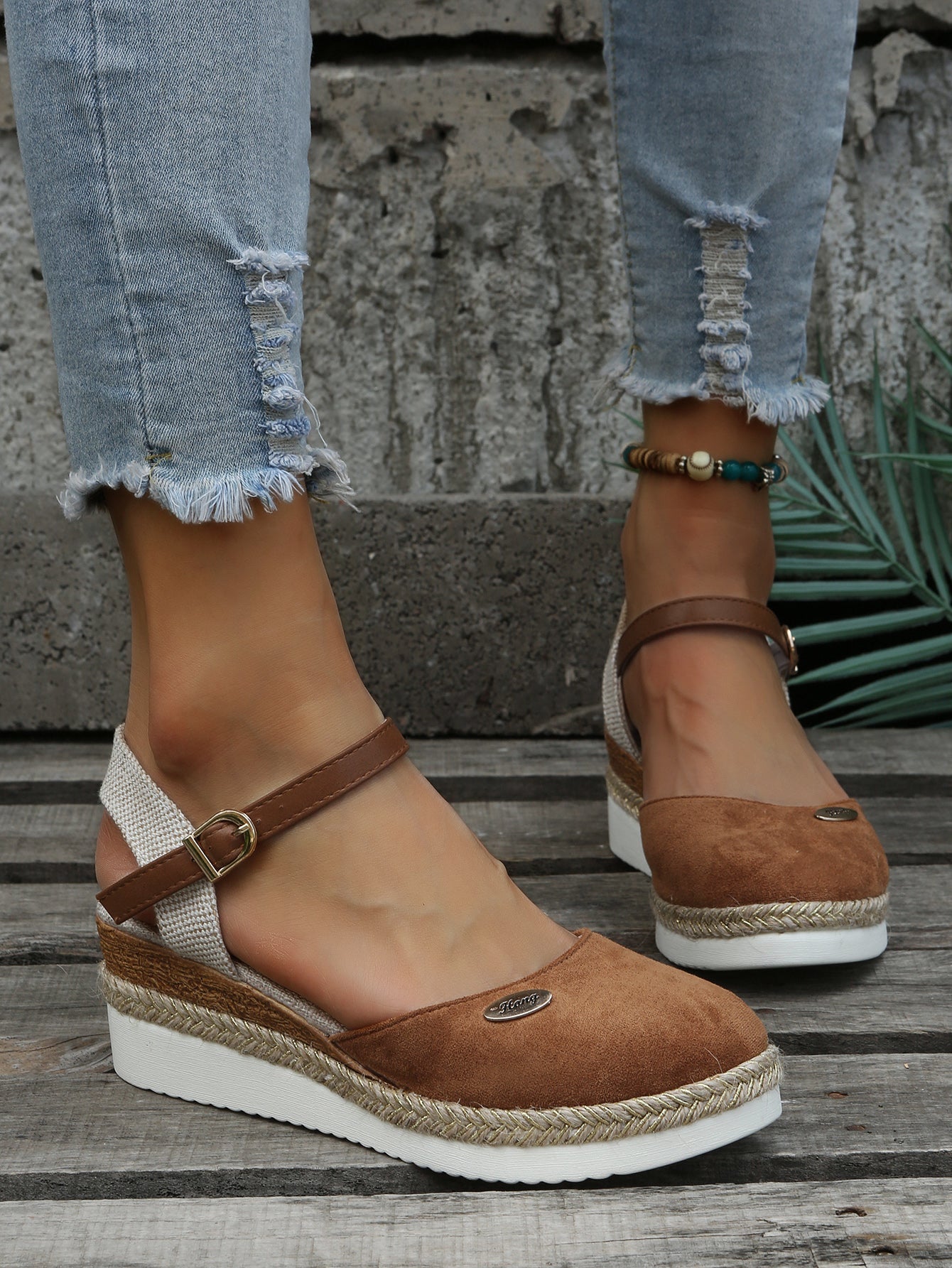 Sandały damskie wsuwane – zaokrąglony nosek, pasek - Arkadya Outlet - Women Sandals