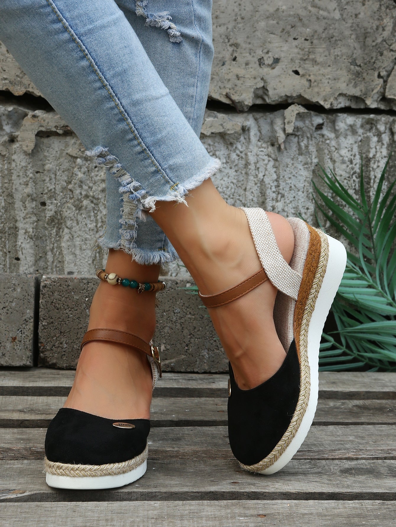 Sandały damskie wsuwane – zaokrąglony nosek, pasek - Arkadya Outlet - Women Sandals