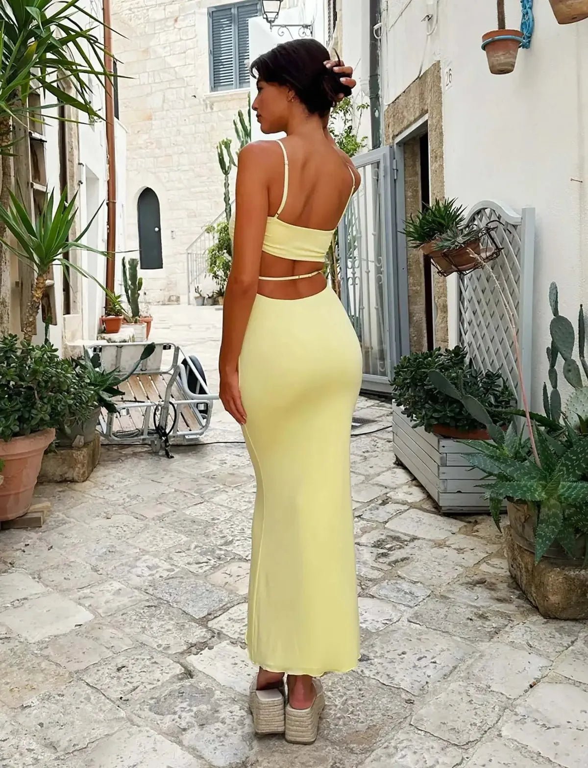 Sukienka maxi dopasowana z odkrytymi plecami - Arkadya Outlet - Women Maxi Dress