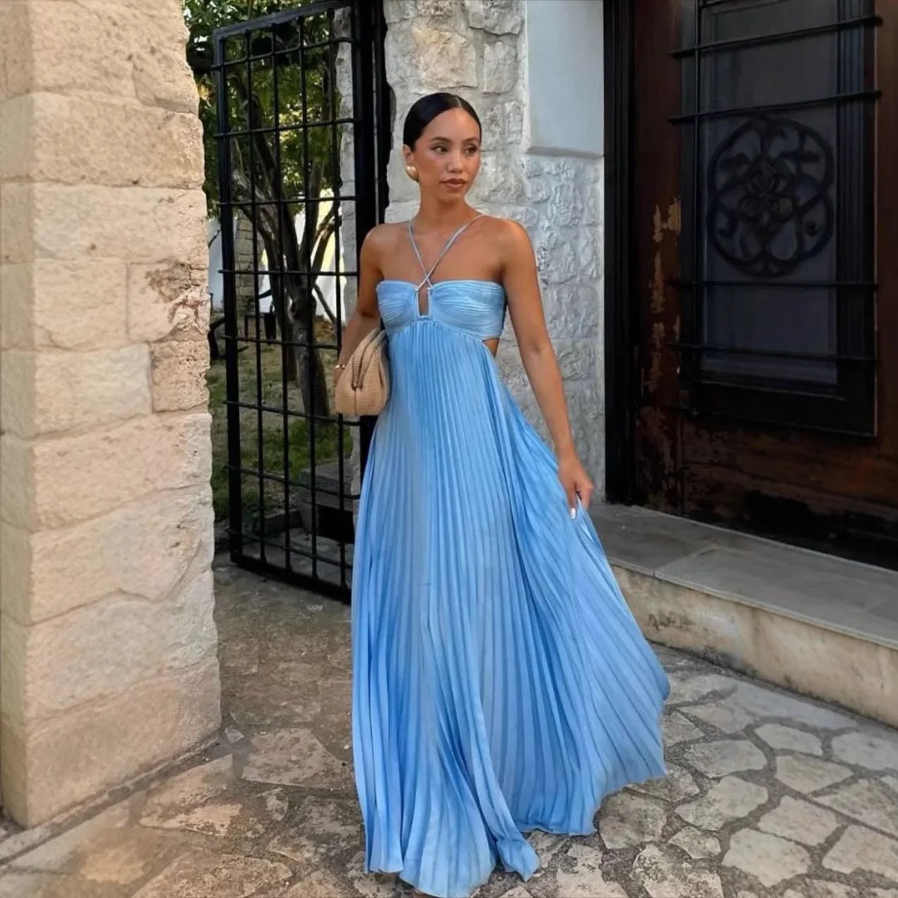 Sukienka maxi plisowana halter z odkrytymi plecami - Arkadya Outlet - Women Maxi Dress