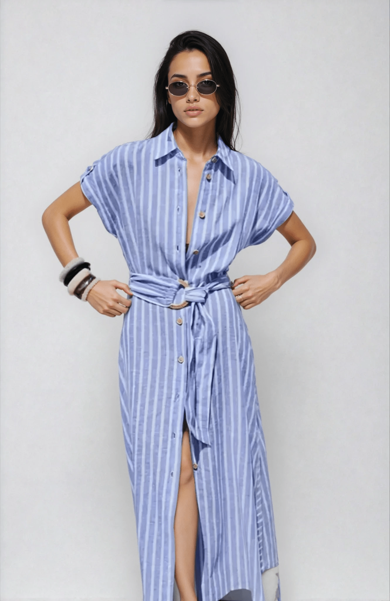 Sukienka maxi w paski z krótkim rękawem – guziki i wiązanie - Arkadya Outlet - Women Maxi Dress