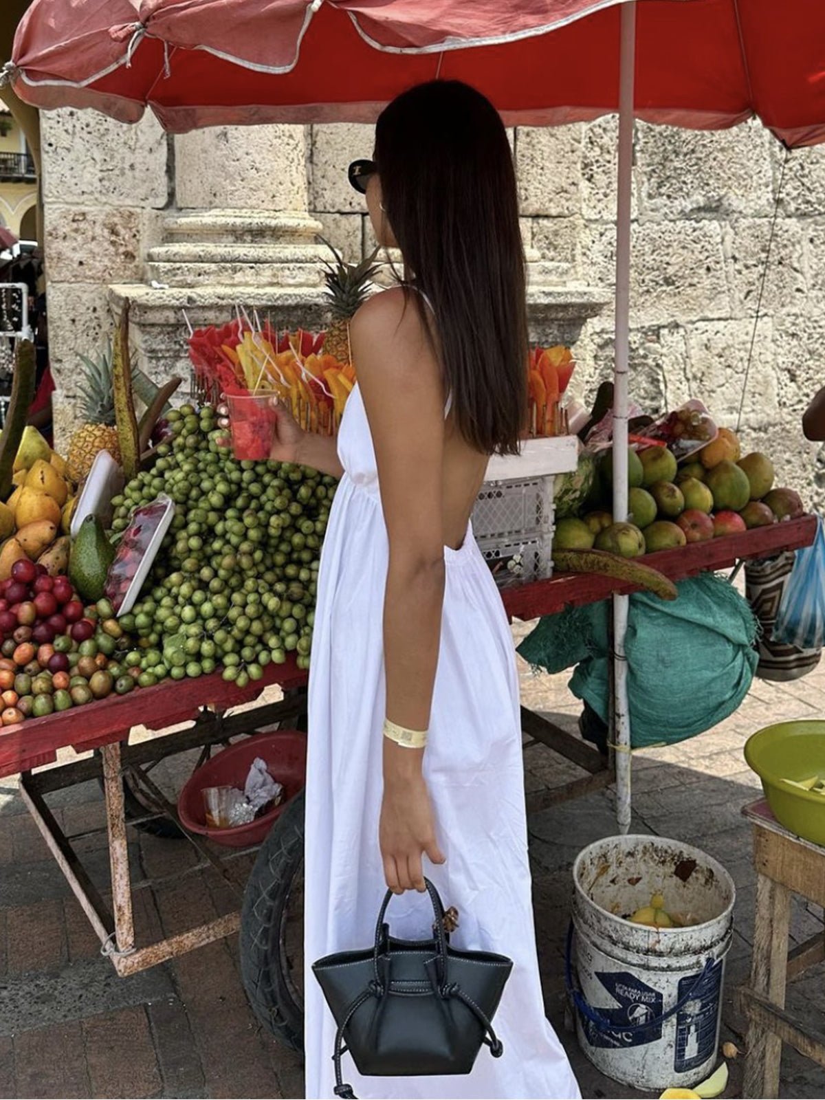 Sukienka maxi z głębokim dekoltem V i odkrytymi plecami - Arkadya Outlet - Women Maxi Dress