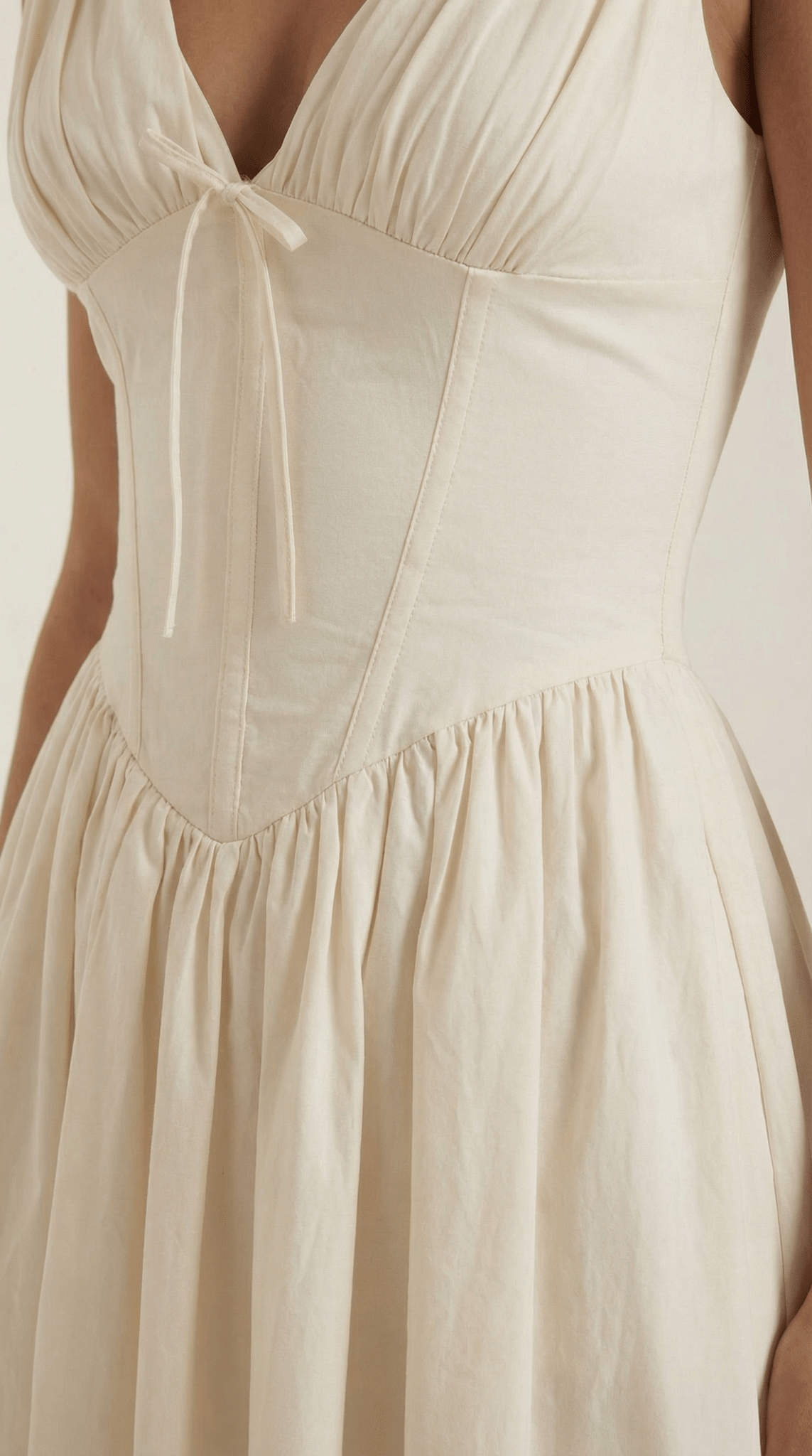 Sukienka midi dekolt V – dopasowana góra, marszczony dół - Arkadya Outlet - Women Midi Dress