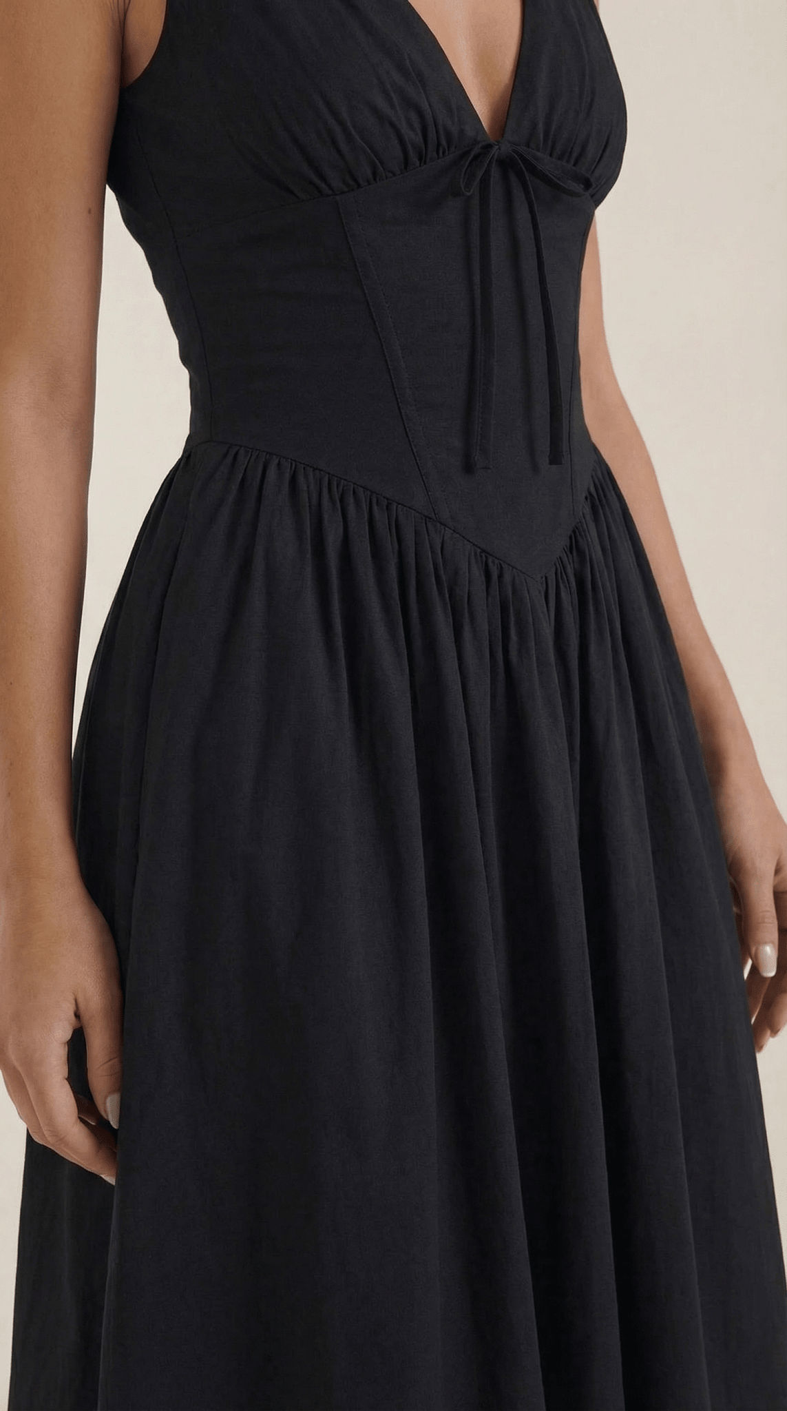 Sukienka midi dekolt V – dopasowana góra, marszczony dół - Arkadya Outlet - Women Midi Dress