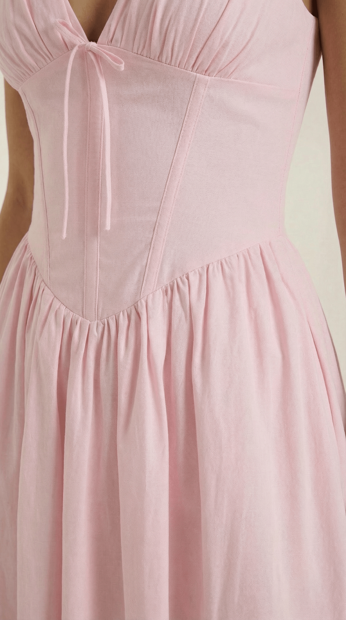 Sukienka midi dekolt V – dopasowana góra, marszczony dół - Arkadya Outlet - Women Midi Dress