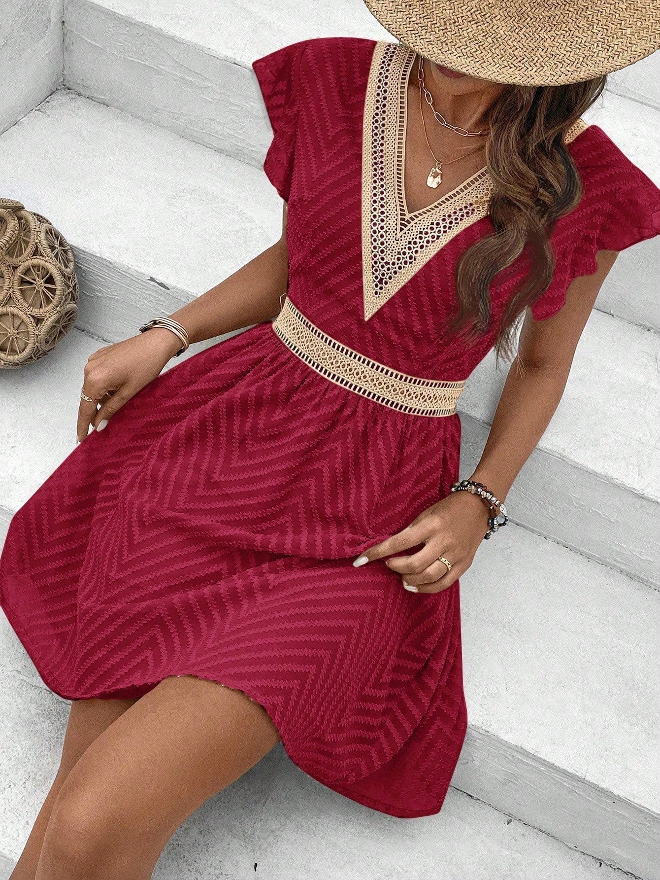 Sukienka midi klasyczna z dekoltem V - Arkadya Outlet - Women Midi Dress