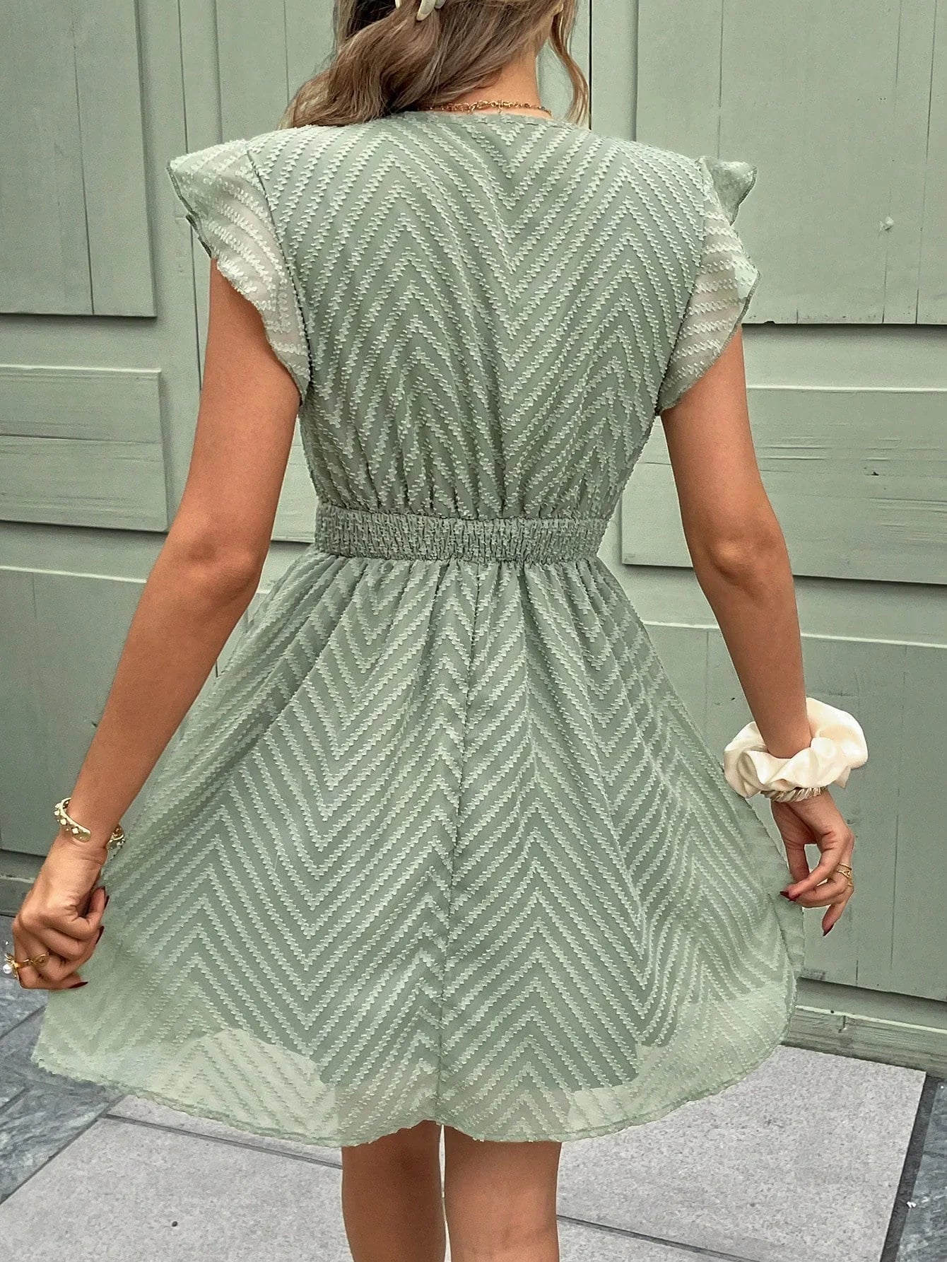 Sukienka midi klasyczna z dekoltem V - Arkadya Outlet - Women Midi Dress