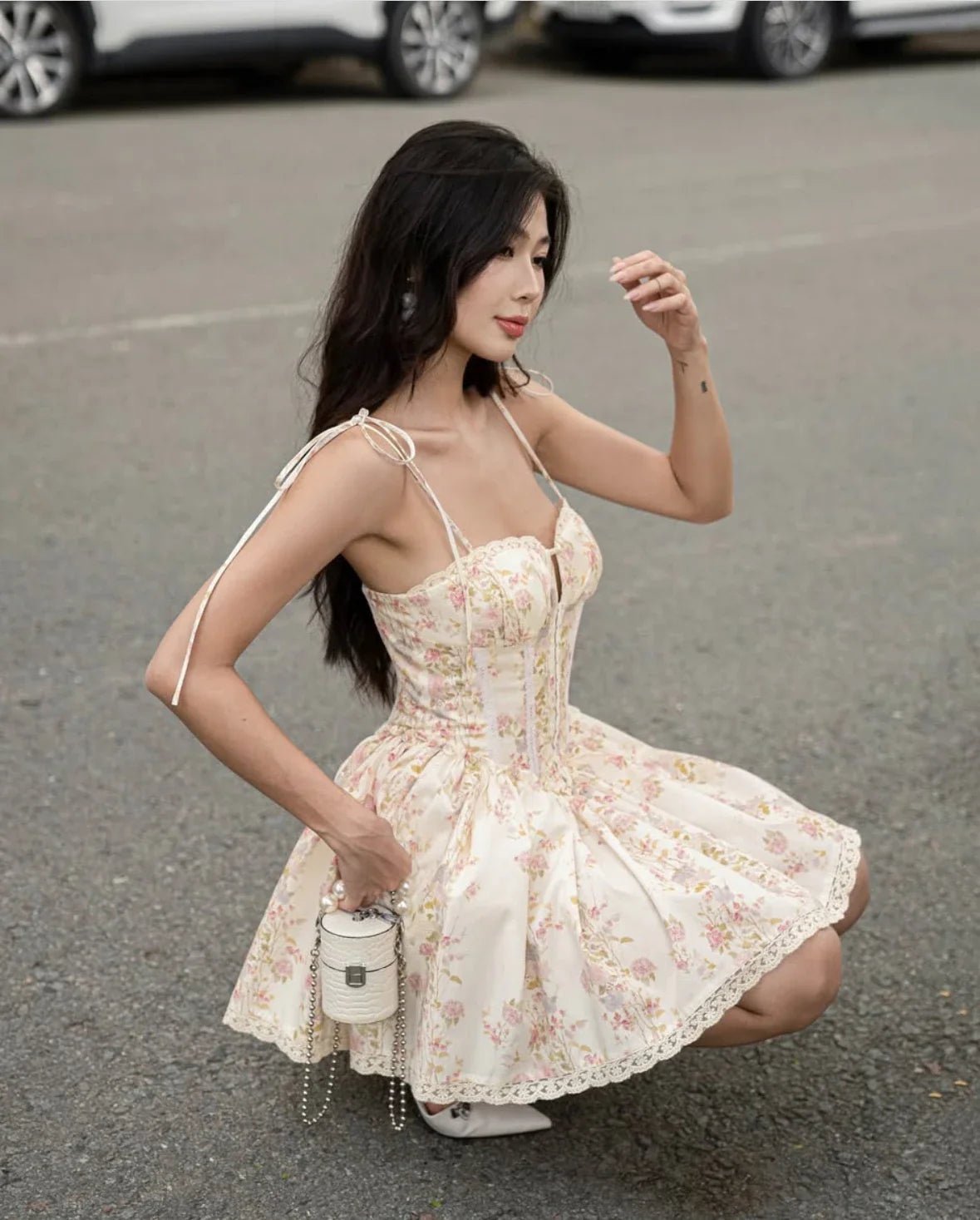 Sukienka mini gorsetowa z koronką i wiązaniem - Arkadya Outlet - Women Mini Dress