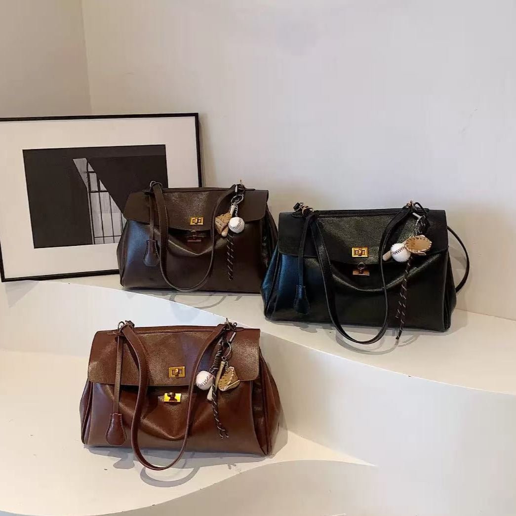 Torebka damska – zapięcie obrotowe, regulowany pasek - Arkadya Outlet - Women Bag