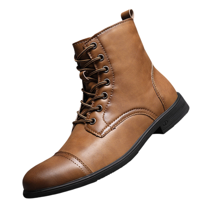 Pojedynczy model Buty męskie wysoka cholewka z wiązaniem pełna wysokość marki Arkadya Outlet, z brązową skórzaną cholewką i czarną podeszwą, jest wyświetlany pod kątem na białym bloku na szarym tle wyłożonym kafelkami.