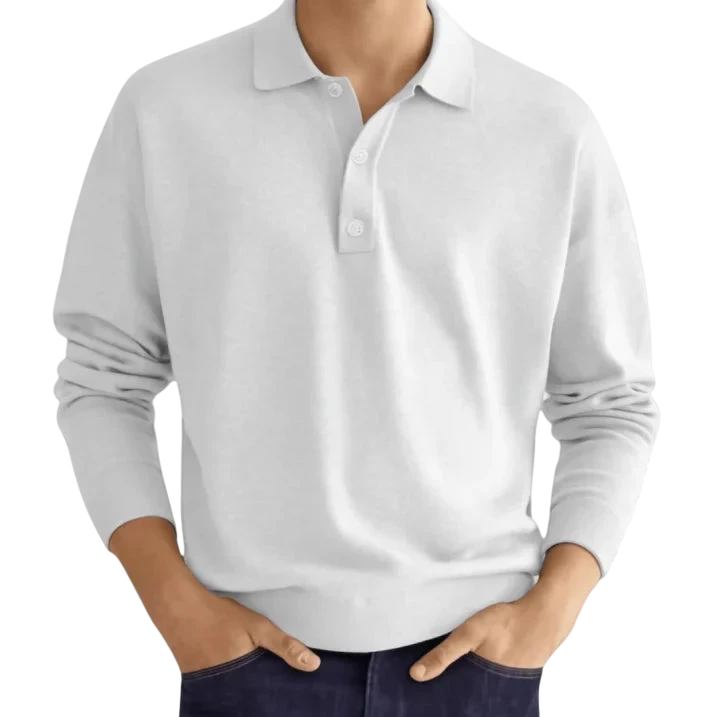 Mężczyzna w koszulce Arkadya Outlet Koszulka polo męska długi rękaw półguziki kołnierz, ręce w przednich kieszeniach ciemnych spodni, stojący na białym tle.