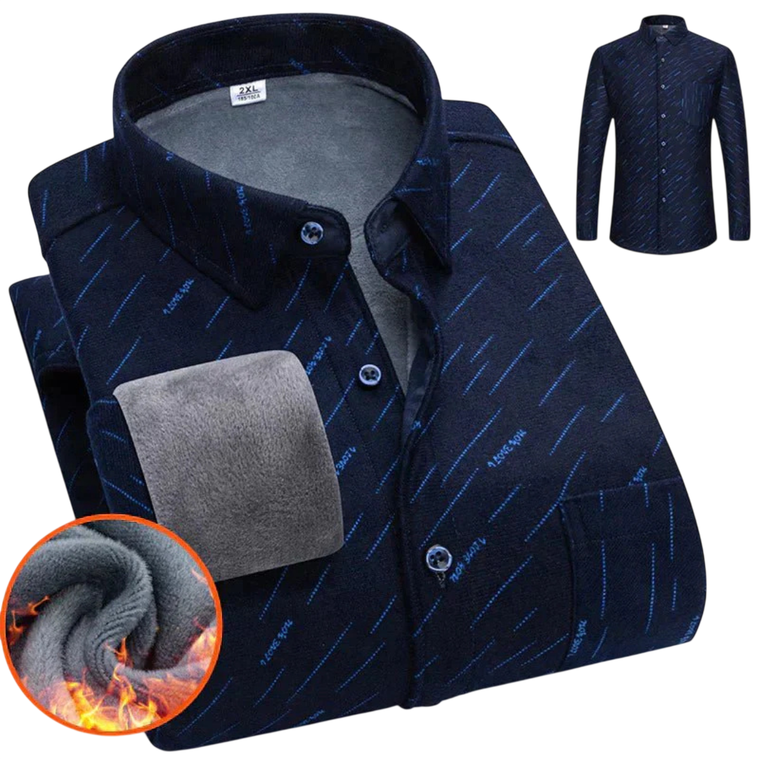 Przedstawiamy złożoną koszulę męską zapinaną na guziki długi rękaw krój luźny w kolorze granatowym z subtelnym wzorem i szarą polarową podszewką. Wstawka podkreśla ciepłą tkaninę, z małym obrazkiem w pełni zapiętej koszuli.