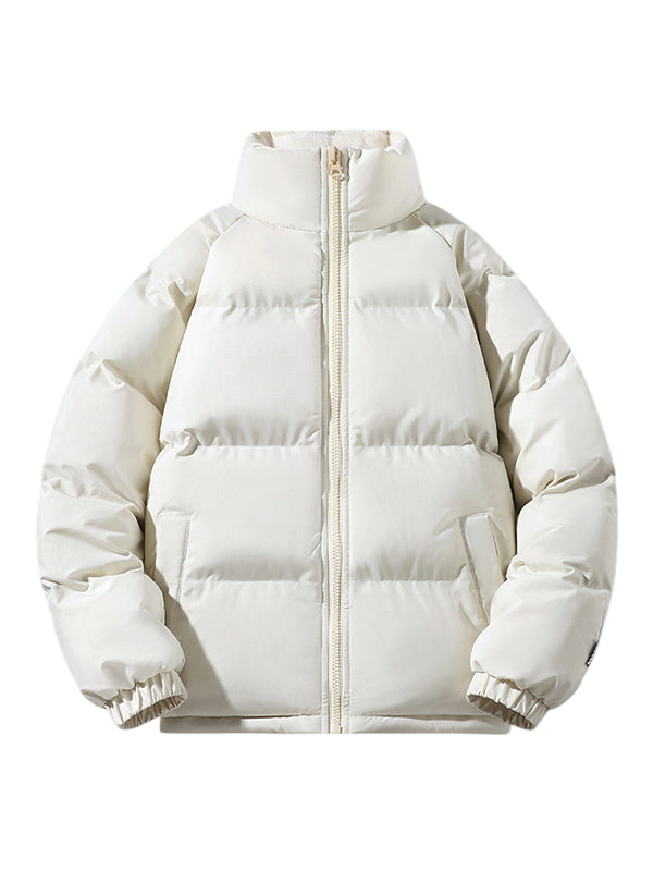 Kurtka Męska Pikowana Konstrukcja Z Przymocowanym Kapturem marki Arkadya Outlet w jasnobeżowym kolorze z wysokim kołnierzem, stałym kapturem, zamkiem, bocznymi kieszeniami i elastycznymi mankietami prezentowana na szarym tle.