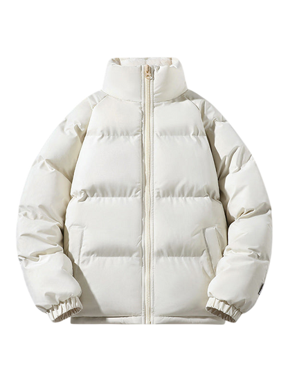 Kurtka Męska Pikowana Konstrukcja Z Przymocowanym Kapturem marki Arkadya Outlet w jasnobeżowym kolorze z wysokim kołnierzem, stałym kapturem, zamkiem, bocznymi kieszeniami i elastycznymi mankietami prezentowana na szarym tle.