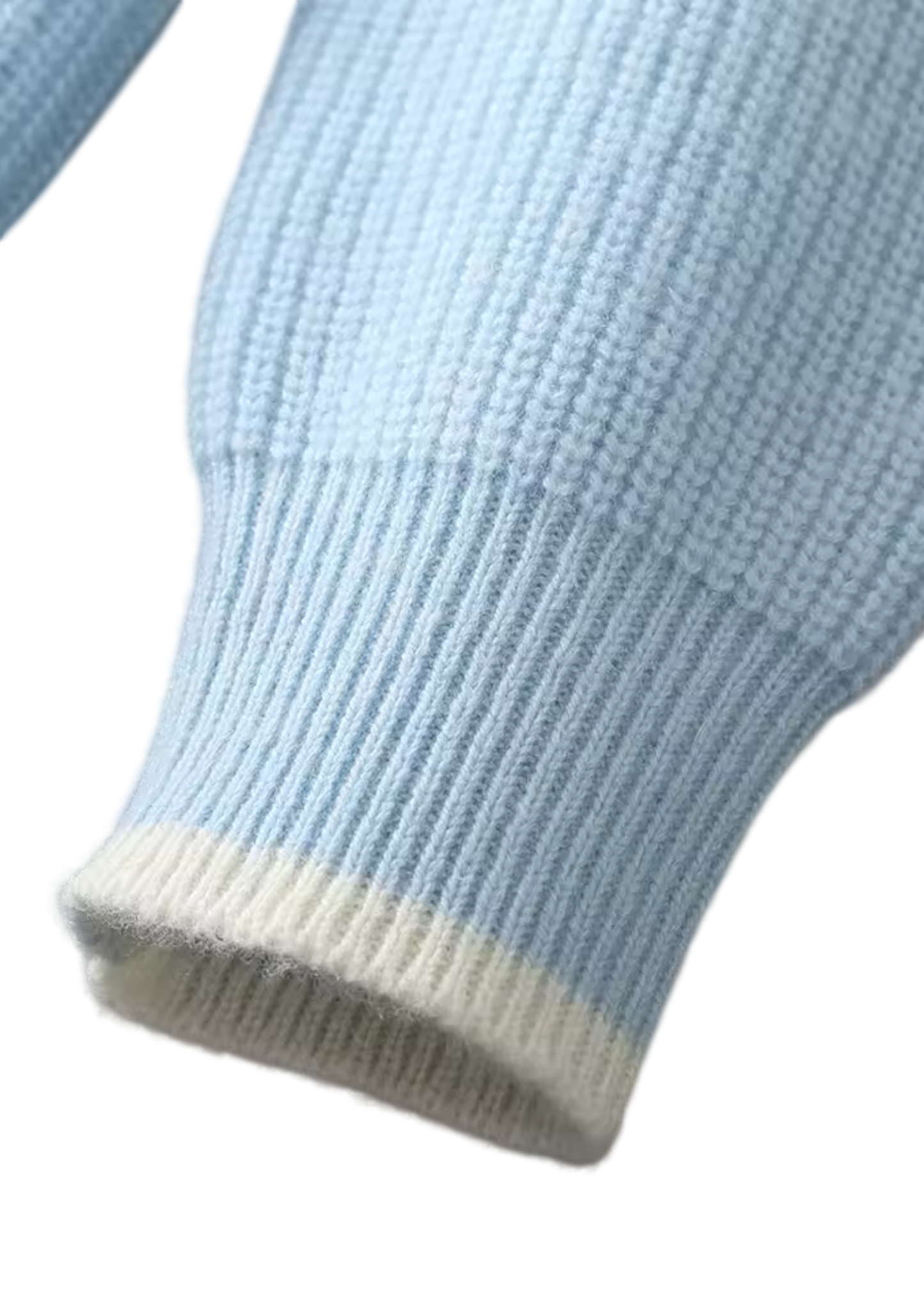 Zbliżenie na rękaw z męskiego dekoltu Arkadya Outlet Sweter okrągły prążkowana dzianina standardowy krój w kolorze jasnoniebieskim, ukazujący jego prążkowaną fakturę i mankiet z białymi krawędziami na gładkim białym tle.