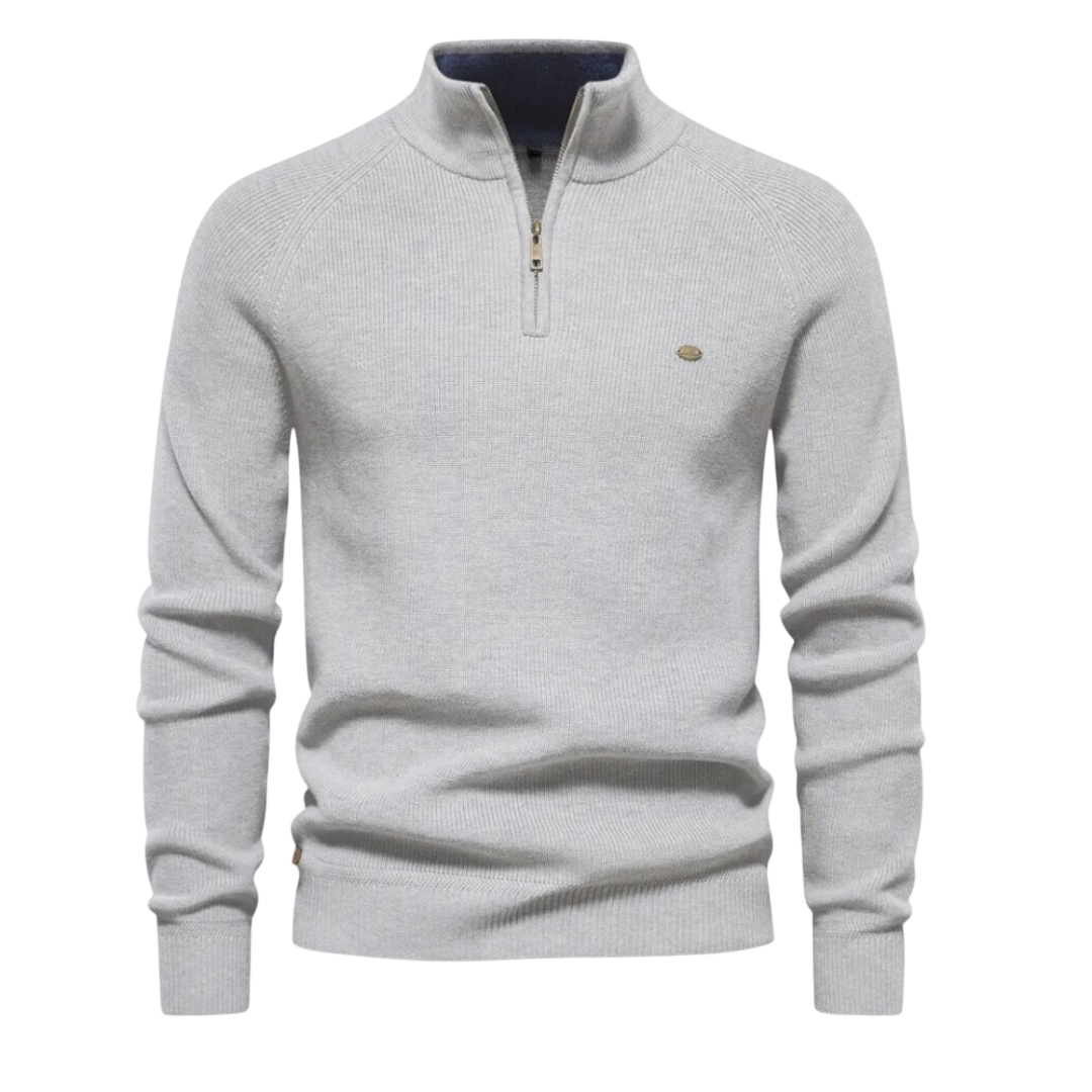 Biały męski sweter dzianinowy z zamkiem; ujęcie na modelu z przodu.