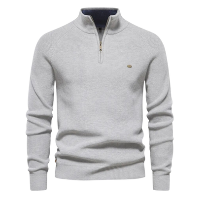 Biały męski sweter dzianinowy z zamkiem; ujęcie na modelu z przodu.