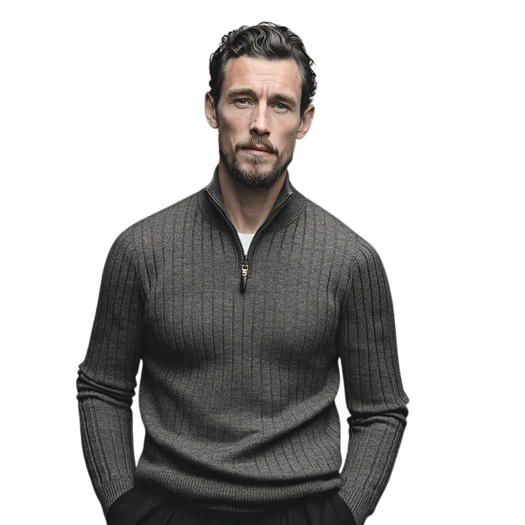 Mężczyzna z krótkimi, falującymi brązowymi włosami i brodą nosi sweter Arkadya Outlet męski półzamek dopasowany krój, kołnierz stojący, długi rękaw w kolorze szarym, stojący na prostym białym tle ze spokojnym wyrazem twarzy.