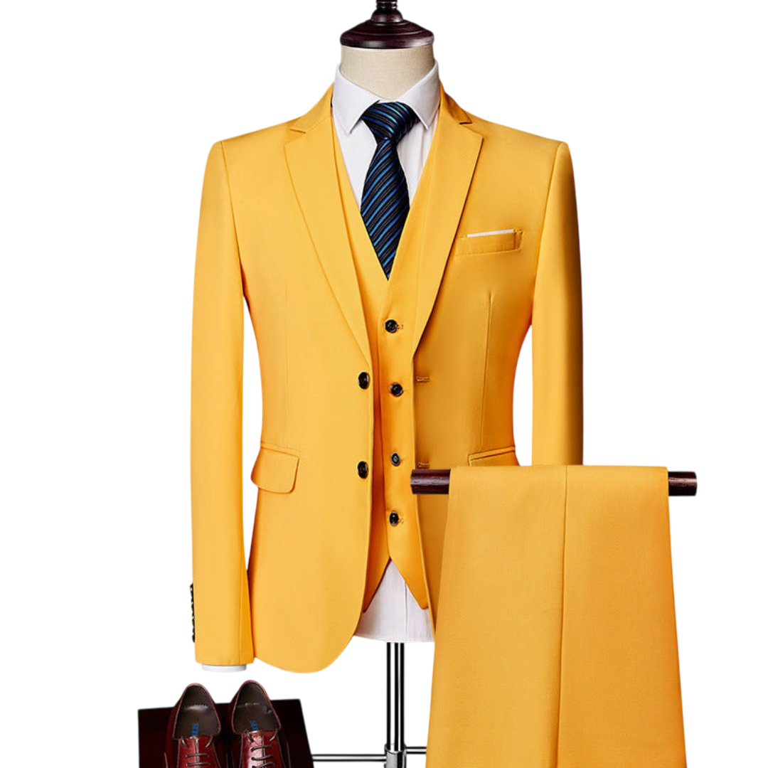Arkadya Outlet Komplet trzyczęściowy męski dopasowany zestaw odzieży w jaskrawożółtym kolorze obejmuje pasującą kamizelkę i spodnie, stylizowane na manekinie z białą koszulą, niebieskim krawatem w paski i brązowymi butami do eleganckiego wyglądu.