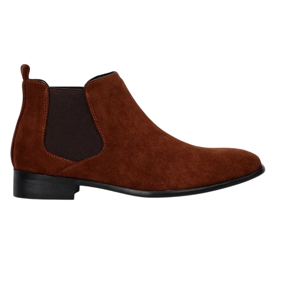 Arkadya Outlet Botki męskie wsuwane z kwadratowym noskiem i niskim obcasem to brązowe zamszowe buty Chelsea z czarnym elastycznym panelem bocznym, niskim czarnym obcasem i pętelką do ściągania, sfotografowane na gładkim białym tle.