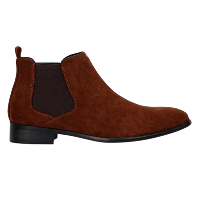 Arkadya Outlet Botki męskie wsuwane z kwadratowym noskiem i niskim obcasem to brązowe zamszowe buty Chelsea z czarnym elastycznym panelem bocznym, niskim czarnym obcasem i pętelką do ściągania, sfotografowane na gładkim białym tle.