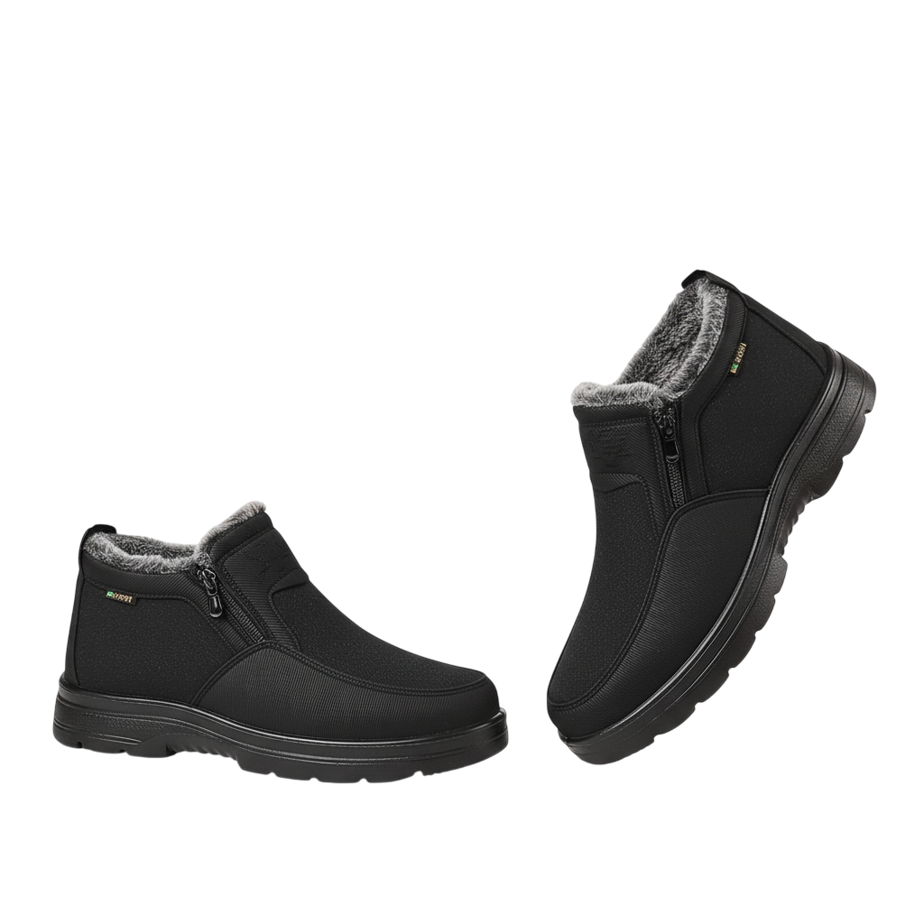 Dwa czarne buty męskie Arkadya Outlet wodoodporne antypoślizgowe zimowe obuwie z grubymi gumowymi podeszwami, bocznymi zamkami błyskawicznymi i szarą podszewką ze sztucznego futra - jeden pionowo, drugi lekko przechylony - są pokazane na gładkim białym tle.