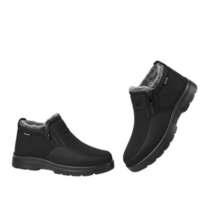 Dwa czarne buty męskie Arkadya Outlet wodoodporne antypoślizgowe zimowe obuwie z grubymi gumowymi podeszwami, bocznymi zamkami błyskawicznymi i szarą podszewką ze sztucznego futra - jeden pionowo, drugi lekko przechylony - są pokazane na gładkim białym tle.