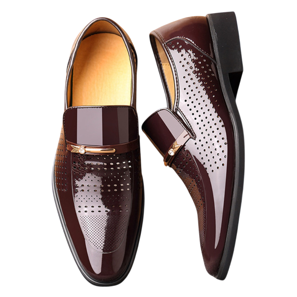 Para Arkadya Outlet Mokasyny Wizytowe Męskie Wsuwany Szpiczasty Nosek w błyszczącym brązie, z perforowanymi detalami i metalicznym akcentem w górnej części z przodu, wyeksponowanym na białym tle.
