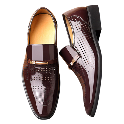 Para Arkadya Outlet Mokasyny Wizytowe Męskie Wsuwany Szpiczasty Nosek w błyszczącym brązie, z perforowanymi detalami i metalicznym akcentem w górnej części z przodu, wyeksponowanym na białym tle.