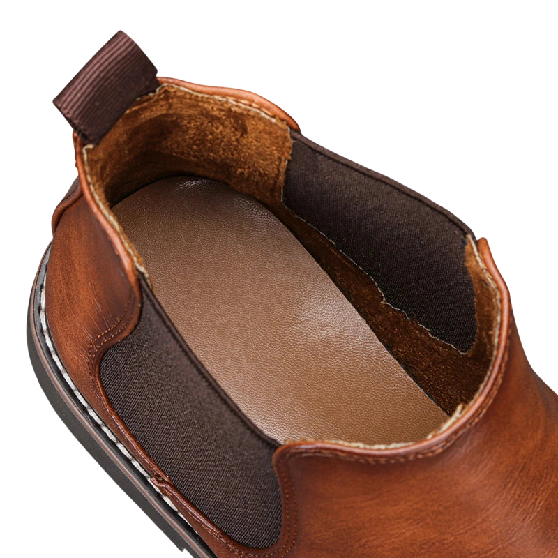 Widok z góry Arkadya Outlet Botki męskie wsuwane sztyblety zimowe zamknięta forma z brązowej skóry, z elastycznymi panelami bocznymi, widocznymi szwami, materiałową zakładką z tyłu, z wewnętrzną podszewką i amortyzowaną wkładką.