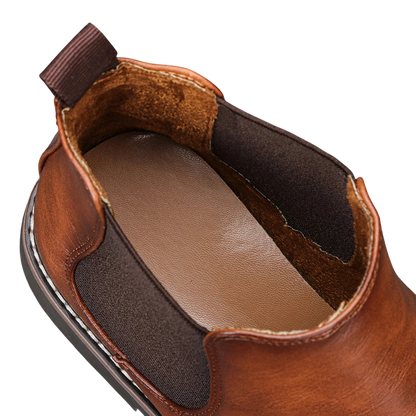 Widok z góry Arkadya Outlet Botki męskie wsuwane sztyblety zimowe zamknięta forma z brązowej skóry, z elastycznymi panelami bocznymi, widocznymi szwami, materiałową zakładką z tyłu, z wewnętrzną podszewką i amortyzowaną wkładką.