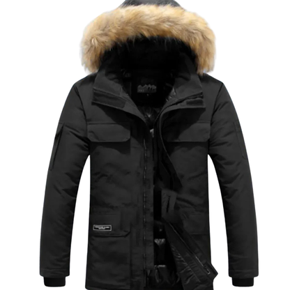 Arkadya Outlet Kurtka Parka Męska Ocieplana z Kapturem na Zimę to czarna kurtka zimowa z kapturem obszytym futrem, zamkiem błyskawicznym z przodu, klapami zapinanymi na guziki i dwiema kieszeniami na piersi, przedstawiona na gładkim białym tle.