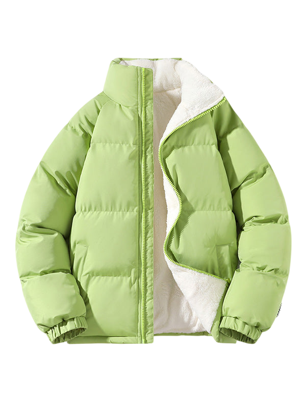 Arkadya Outlet Kurtka Męska Pikowana Konstrukcja Z Przymocowanym Kapturem to jasnozielona męska kurtka puchowa z wysokim kołnierzem, zamkiem błyskawicznym z przodu i białą polarową podszewką, pokazana częściowo rozpięta na gładkim jasnoszarym tle.