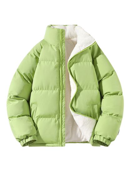 Arkadya Outlet Kurtka Męska Pikowana Konstrukcja Z Przymocowanym Kapturem to jasnozielona męska kurtka puchowa z wysokim kołnierzem, zamkiem błyskawicznym z przodu i białą polarową podszewką, pokazana częściowo rozpięta na gładkim jasnoszarym tle.