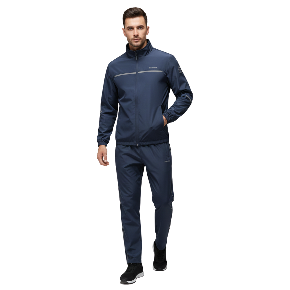 Mężczyzna w ciemnoniebieskim Dres komplet męski dwuczęściowy bluza na zamek i spodnie z Arkadia Outlet idzie przed siebie na białym tle, ubrany w zapinaną na zamek kurtkę i dopasowane spodnie z czarnymi butami.