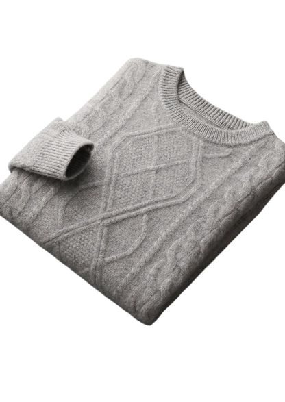 Jasnoszary Sweter męski dekolt okrągły warkoczowy marki Arkadya Outlet, składany z jednym rękawem z przodu, prezentuje misterne teksturowane wzory i standardowy krój, prezentowany na białym tle.