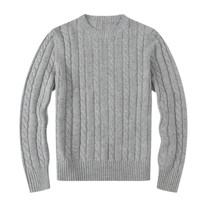 Sweter męski dzianinowy dekolt okrągły długi rękaw regularny krój marki Arkadya Outlet to jasnoszary męski sweter z dzianiny z długimi rękawami, okrągłym dekoltem oraz prążkowanymi mankietami i dołem, przedstawiony na płasko na białym tle.