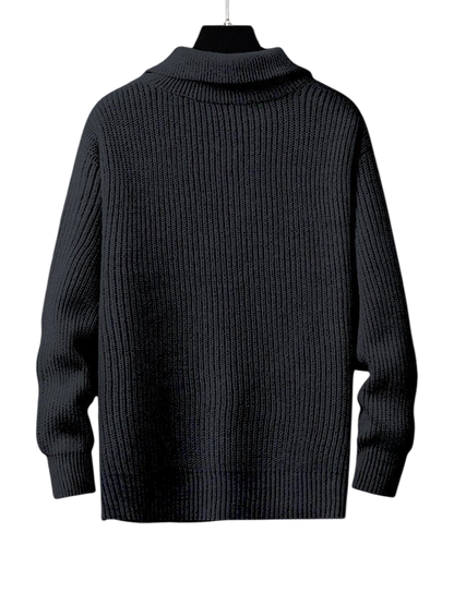 Czarny męski sweter z grubej dzianiny o luźnym kroju, kołnierz zapinany na zamek, długi rękaw, klasyczny styl