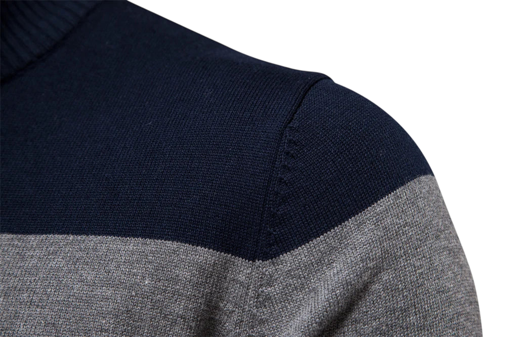 Zbliżenie na męski półzamek Arkadya Outlet Sweter długi rękaw fason pulower z granatowo-wrzosowym szarym blokiem kolorystycznym, prążkowanym kołnierzem, widoczną dzianinową fakturą - idealny jako ciepła warstwa termoizolacyjna na chłodniejsze dni.